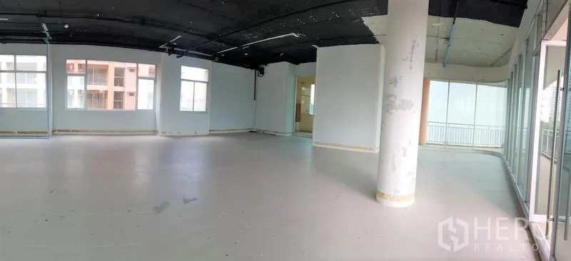 Office Space for rent in Phra Khanong, Bangkok - Corner office floor with columns, wraparound glazing and balcony access, ready for custom fit-out.