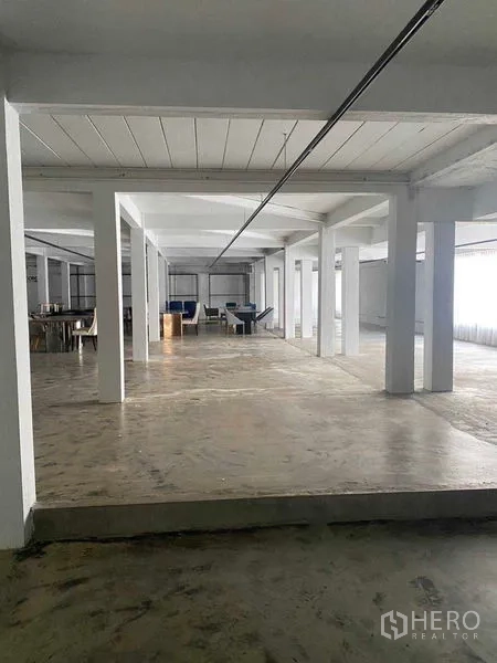 Retail Space for rent in Bang Na, Bangkok - Raised platform zone in a white-columned hall with lounge seating.