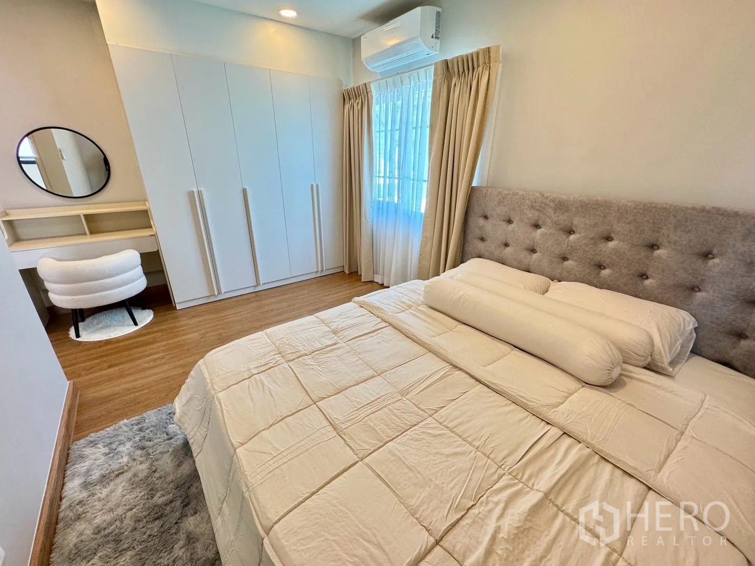 Detached House for rent in Bang Phli, Samut Prakan - Bedroom with upholstered bed, large wardrobe, desk and air conditioner.