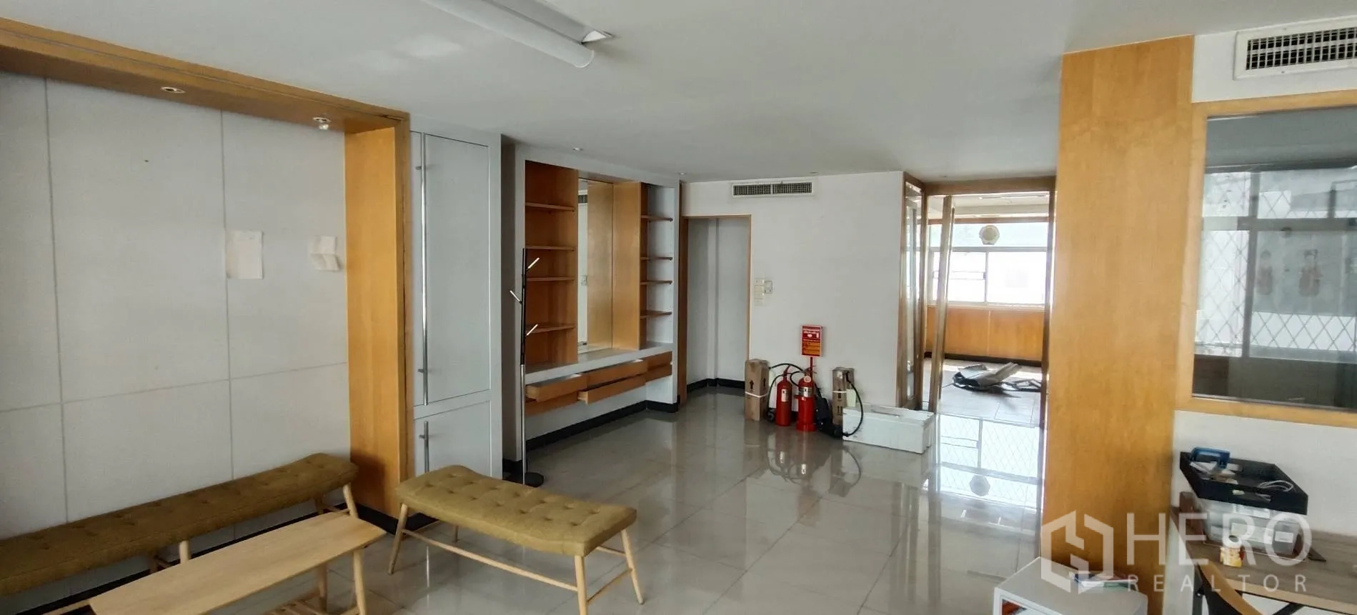 Shophouse for rent in Watthana, Bangkok - Spacious room with wide barred windows for natural light.
