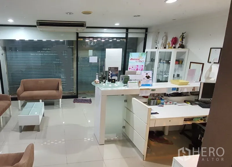 Home Office for rent in Chatuchak, Bangkok - Lobby with sofas, display cabinets and glass storefront inside the home office for rent.