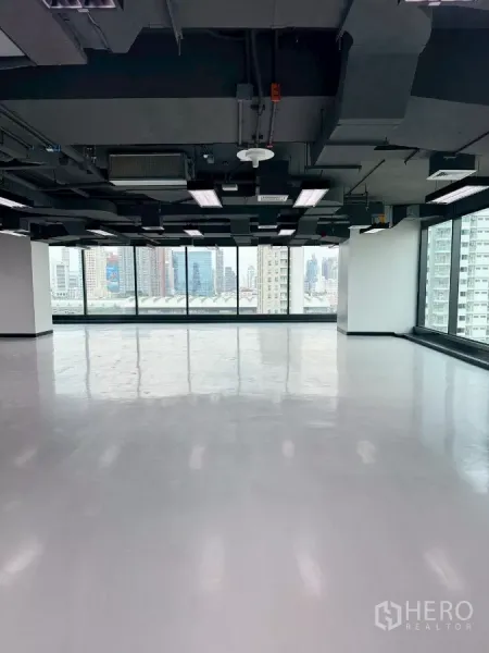 Office Space for rent in Din Daeng, Bangkok - Spacious renovated office with panoramic windows, reflective flooring and city outlook.