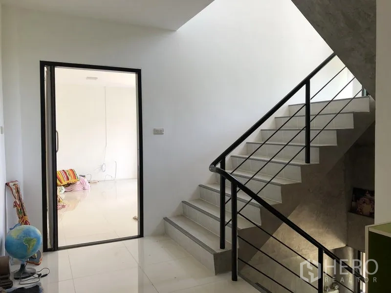 工厂 出租或出售在Lat Lum Kaeo, Pathum Thani - 采光良好的楼梯间，金属扶手通往上层办公室。