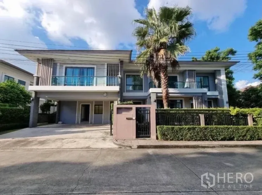 Detached House for sale in Suan Luang, Bangkok - Modern two-storey detached house at The Palm Pattanakarn with gated entrance, wide driveway and balcony.