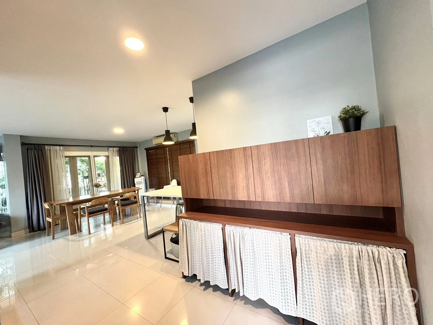 Detached House for rent in Prawet, Bangkok - Open-plan space with dining area and built-in storage cabinet.