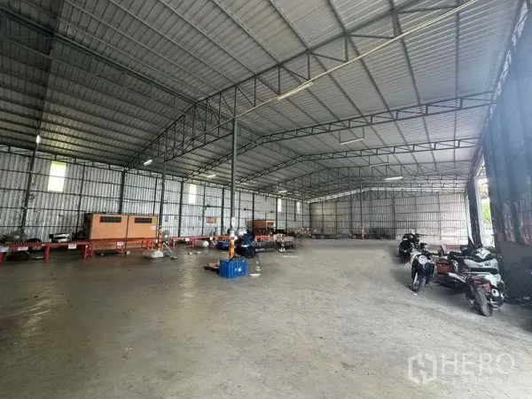 Warehouse for rent in Bang Kapi, Bangkok - Spacious warehouse interior with high steel truss roof and concrete floor suited for storage.