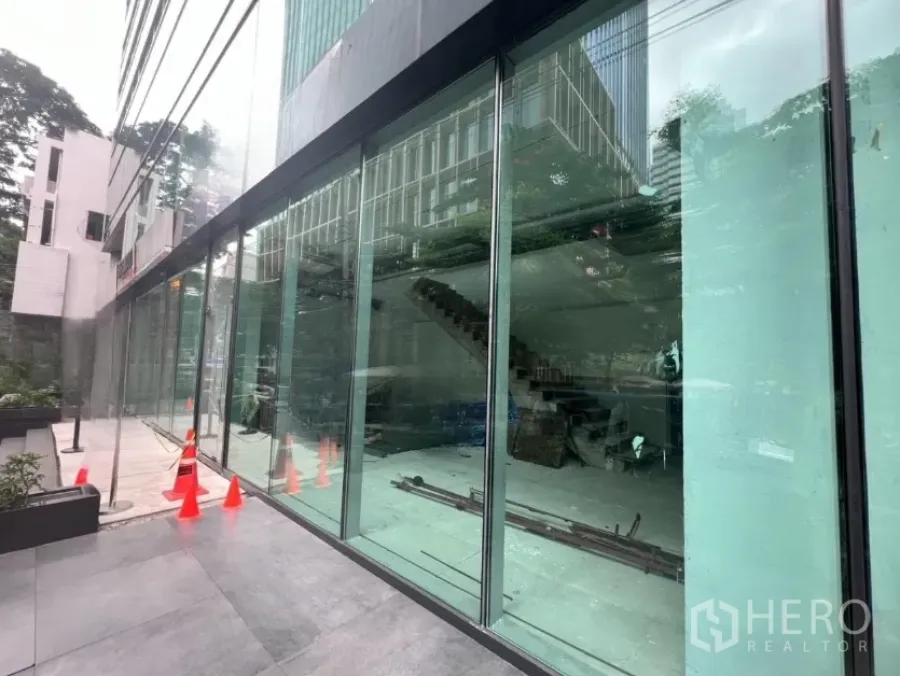 Retail Space for rent in Bang Rak, Bangkok - Street-facing glass facade of a two-storey retail unit in Silom, Bang Rak, Bangkok.