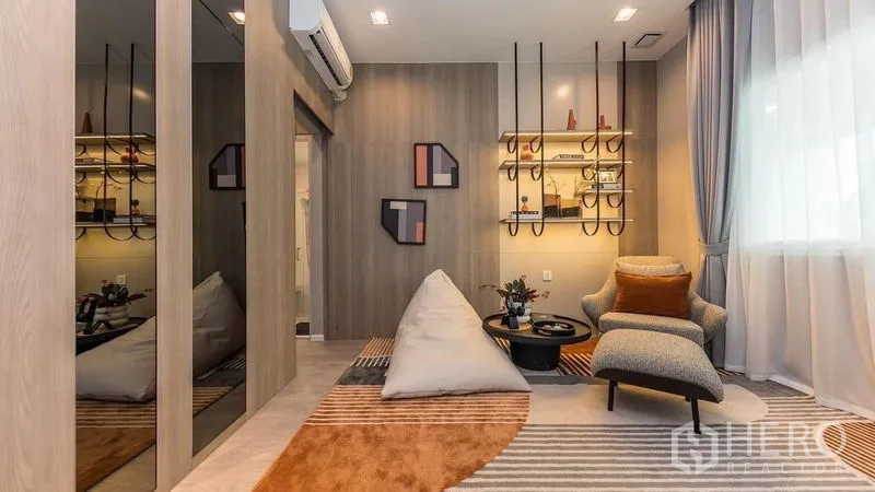 บ้าน ให้เช่าในPrawet, Bangkok - มุมนั่งเล่นอบอุ่น มีชั้นตกแต่งและเก้าอี้เอนสบาย