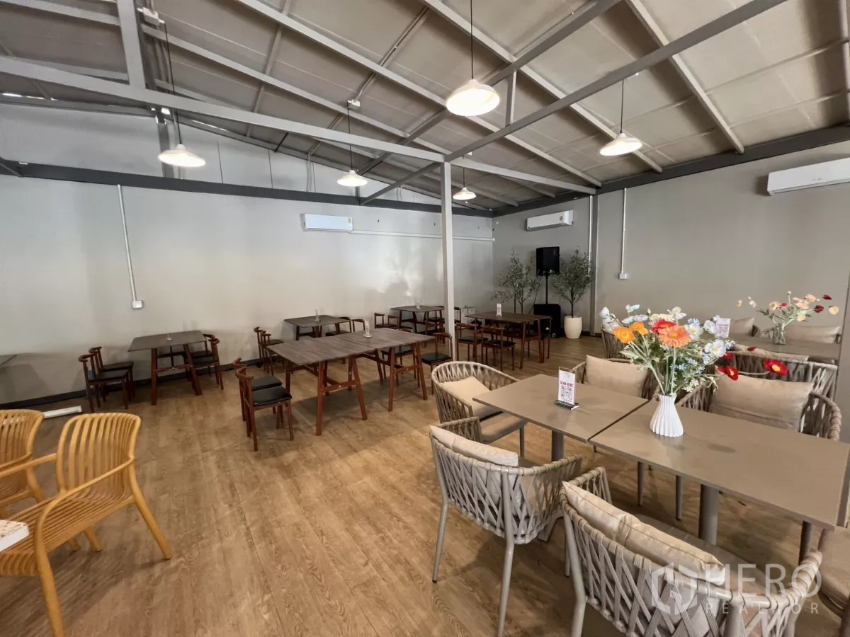 Retail Space for rent in Khlong Toei, Bangkok - Modern dining-style hall with pendant lighting, air conditioning, wood floors and neutral tables and chairs.