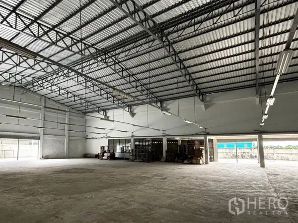 货栈 出租在Bang Khun Thian, Bangkok - 仓库内部空间开阔，钢结构高屋顶与混凝土地面，装卸通道通畅。