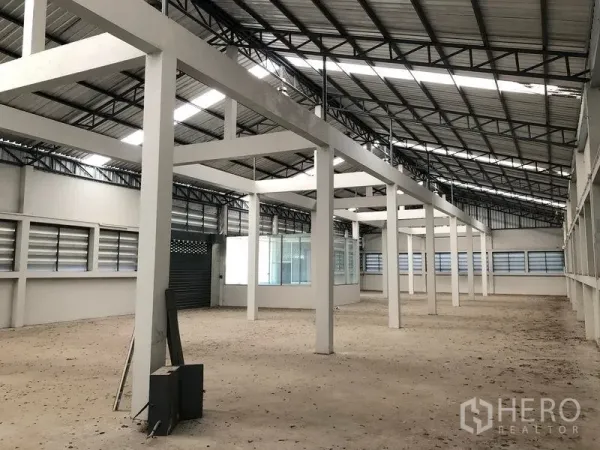 Factory for rent in Bang Bua Thong, Nonthaburi - Large warehouse hall with long bays, steel trusses, and durable concrete floor.