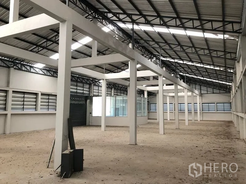Factory for rent in Bang Bua Thong, Nonthaburi - Large warehouse hall with long bays, steel trusses, and durable concrete floor.