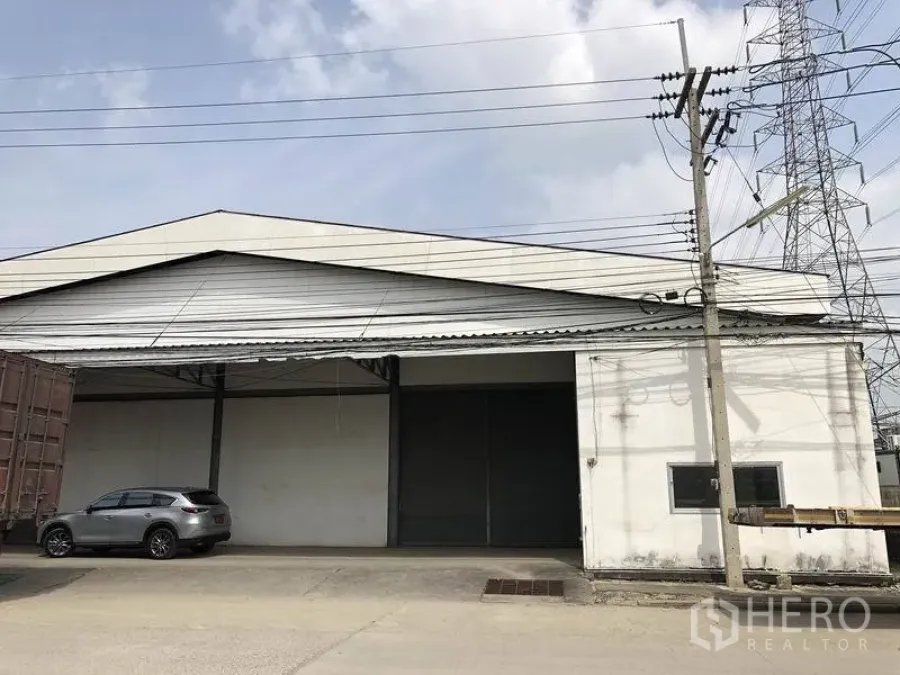 Warehouse for rent in Khlong Luang, Pathum Thani - Warehouse exterior with wide roller door, covered loading area and truck access in Khlong Luang.
