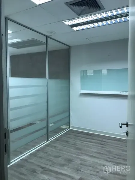 Retail Space for rent in Pathum Wan, Bangkok - Compact meeting room with glass divider, laminate flooring and ceiling air-conditioning.