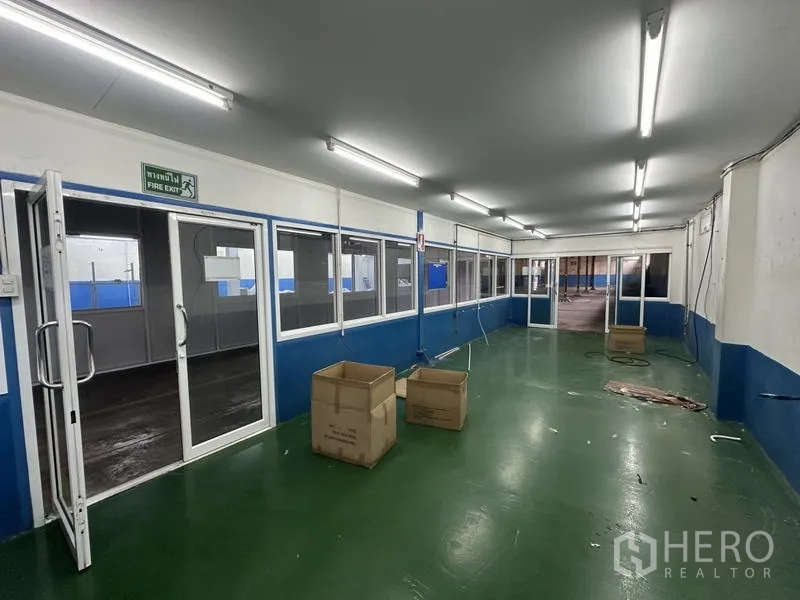工厂 出售在Khlong Luang, Pathum Thani - 玻璃隔断工作间，绿色环氧地坪，双向出入口。