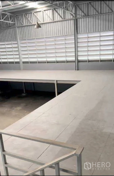 货栈 出租在Bang Khun Thian, Bangkok - 夹层平台顶视图与通风百叶墙面