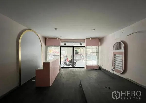 店屋 出租在Watthana, Bangkok - 店内朝入口视角，可见双展示窗与中部抬高地面。