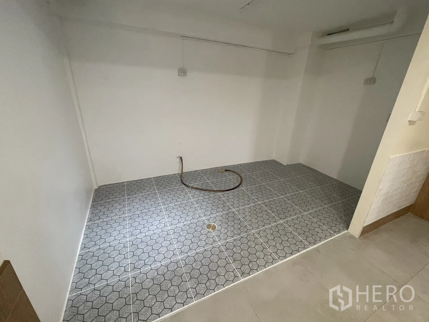 联排别墅 出租在Phra Khanong, Bangkok - 杂物/洗衣角，六角地砖并预留给排水接口。