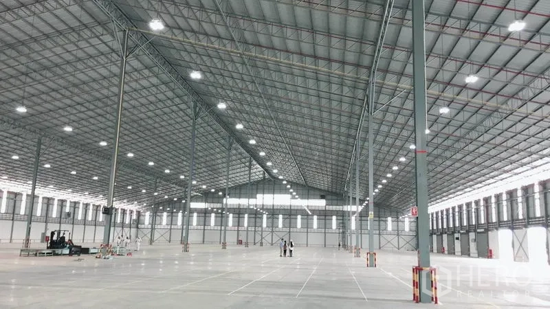 Warehouse for rent in Si Racha, Chon Buri - Open warehouse floor showing tall clear height, skylight strips and steel support columns.