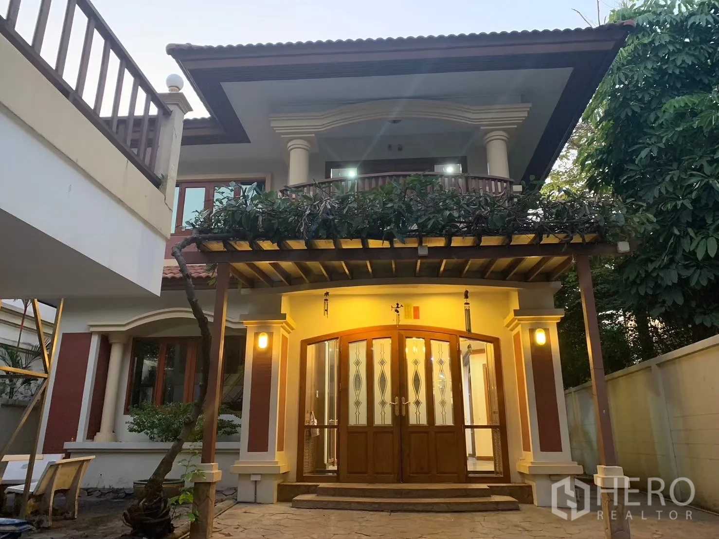 独立式住宅 出租在Watthana, Bangkok - 两层独栋外观，带阳台、木凉棚与暖色灯光