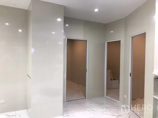 Retail Space for rent in Watthana, Bangkok - Main hall of the retail unit with glossy wall panels and multiple doorways.