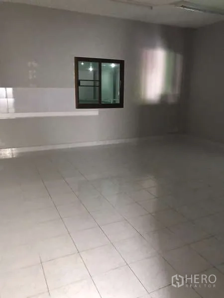 Factory for rent in Bang Phli, Samut Prakan - Tiled office room with interior window.