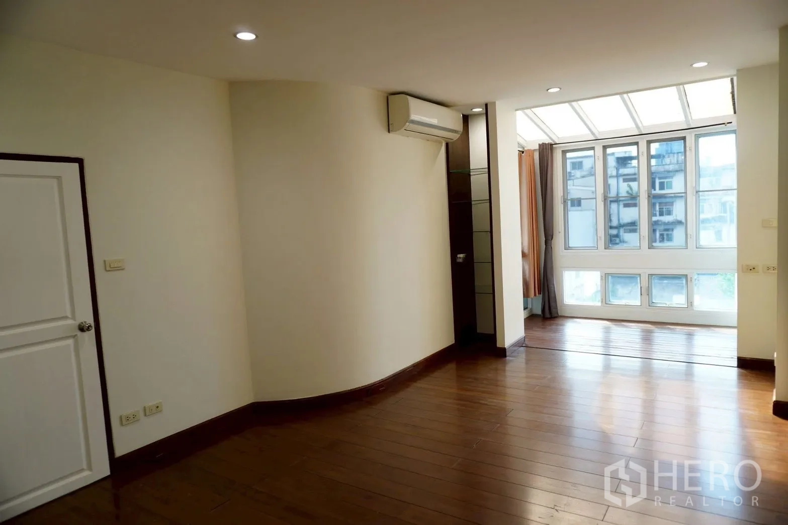 带办公室的家 for rent in Watthana, Bangkok - 采光充足的开放房间，木地板与嵌灯、大窗户。