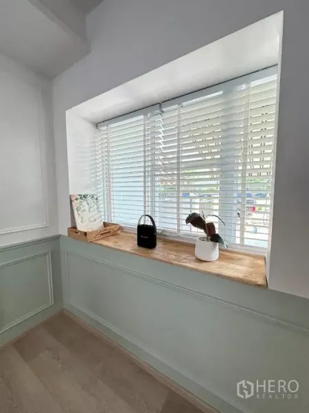 Townhouse for rent in Bang Phli, Samut Prakan - Bright bay window with white blinds and a wooden ledge in the living area.