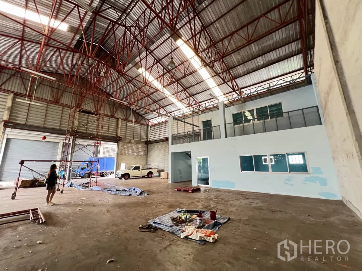 货栈 出租在Khlong Sam Wa, Bangkok - 宽阔生产区，面向办公室区及卡车装卸位。