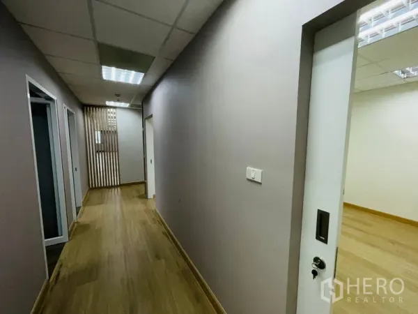 办公空间 出租 - 木地板走廊，连接带玻璃隔断的会议室。