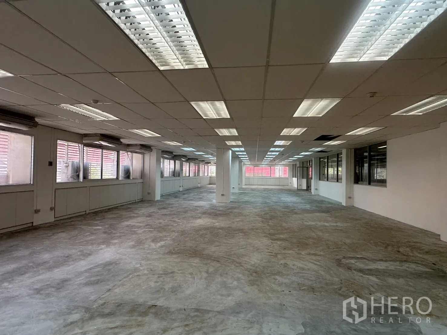 Office Space for rent in Pathum Wan, Bangkok - Wide office hall with support columns, bright lighting, and twin rows of windows.