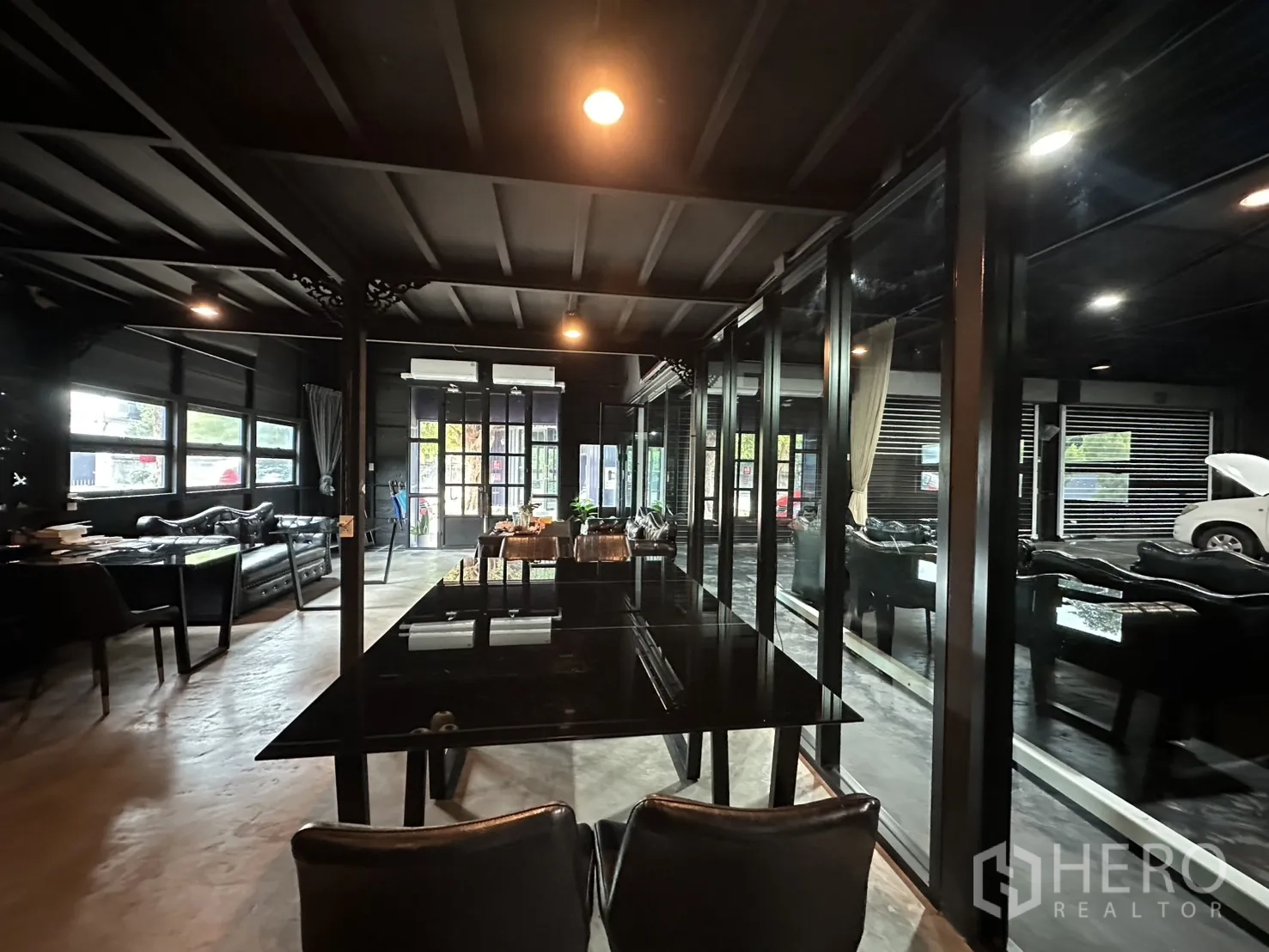 Warehouse for rent in Phra Khanong, Bangkok - Office area with meeting table, seating, and side windows.
