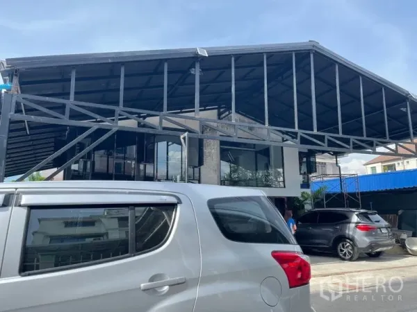 สำนักงานที่บ้าน ให้เช่าในWang Thonglang, Bangkok - ด้านหน้าอาคารหลังคาจั่วสูง ผนังกระจก พร้อมที่จอดรถหลายคัน