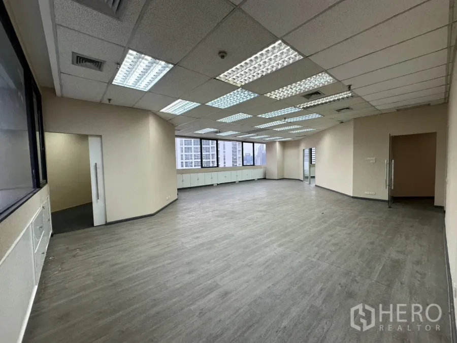 办公空间 出租在Bang Rak, Bangkok - 大开间办公室，格栅日光灯与城市景观窗。