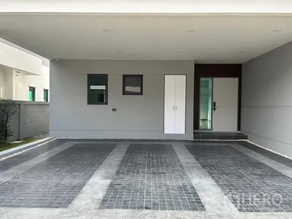 Detached House for rent in Bang Phli, Samut Prakan - Covered carport with tiled driveway for multiple cars at the house entry.