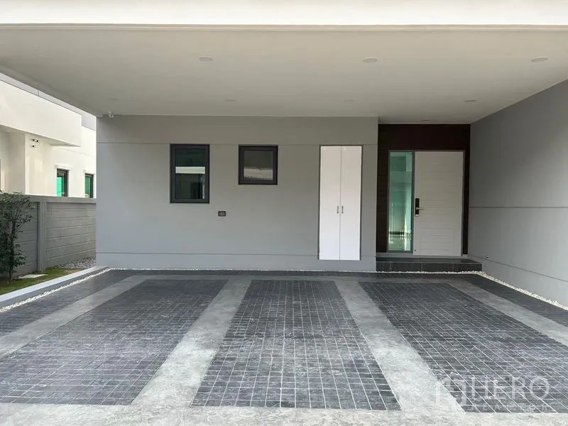 Detached House for rent in Bang Phli, Samut Prakan - Covered carport with tiled driveway for multiple cars at the house entry.