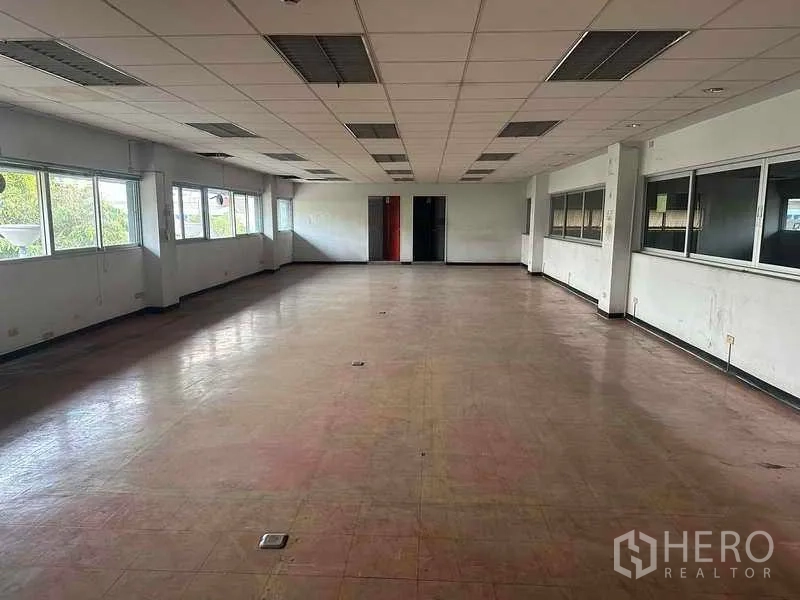Factory for rent in Khlong Luang, Pathum Thani - Long office area with windows and suspended ceiling inside the factory