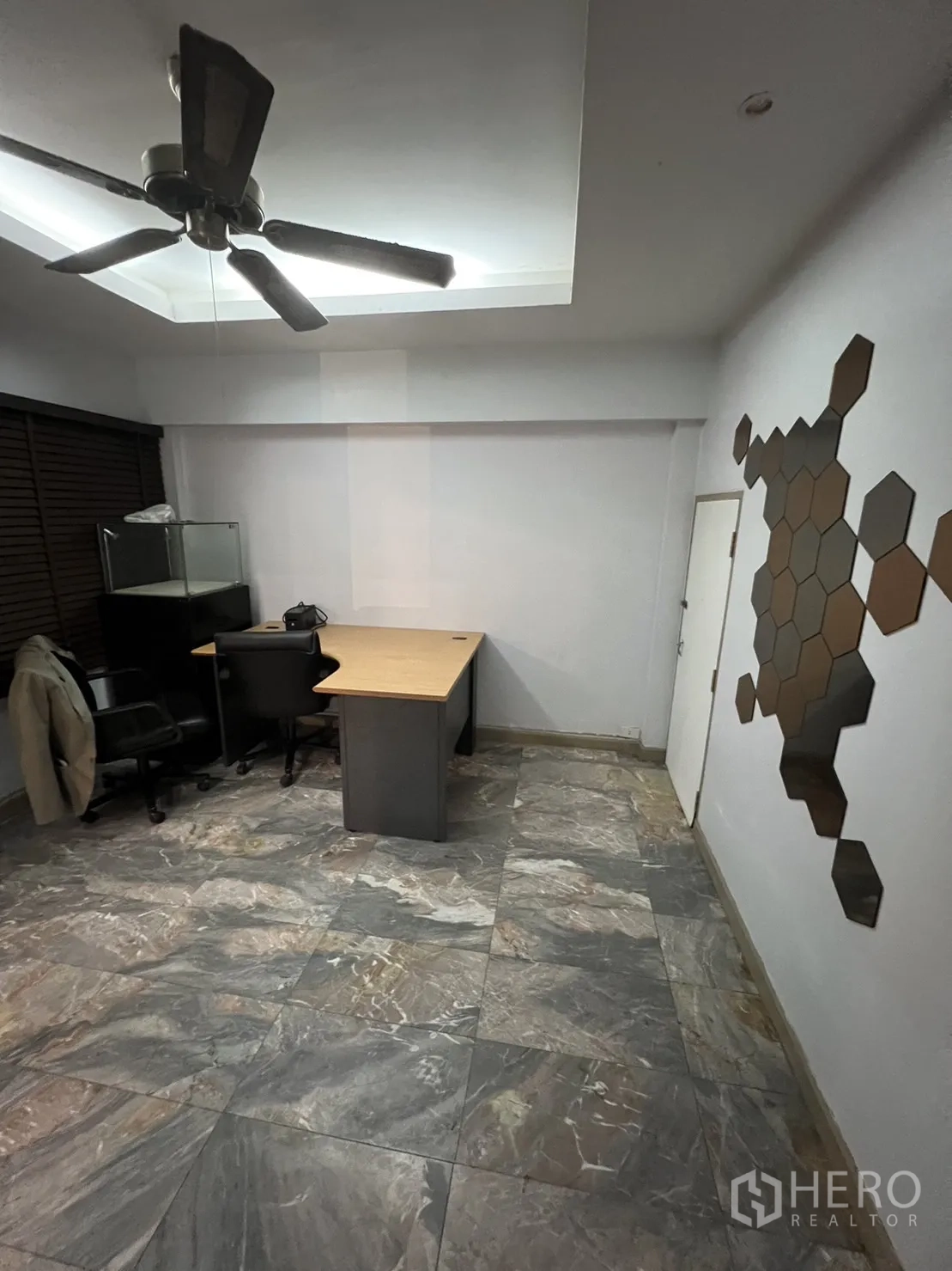 Townhouse for rent in Watthana, Bangkok - Multipurpose room or home office with ceiling fan and stone-look tile flooring.