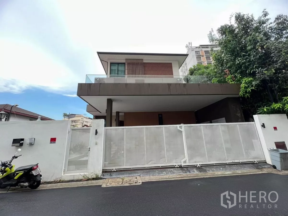 Detached House for rent in Phaya Thai, Bangkok - Modern two-storey detached house with high privacy gate on a quiet Bangkok street.