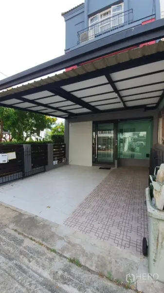 Home Office for rent in Lat Phrao, Bangkok - Covered carport with tiled driveway and a glass entry door at the front.