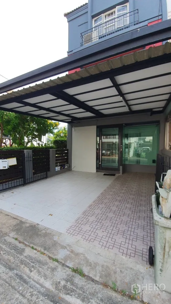 Home Office for rent in Lat Phrao, Bangkok - Covered carport with tiled driveway and a glass entry door at the front.