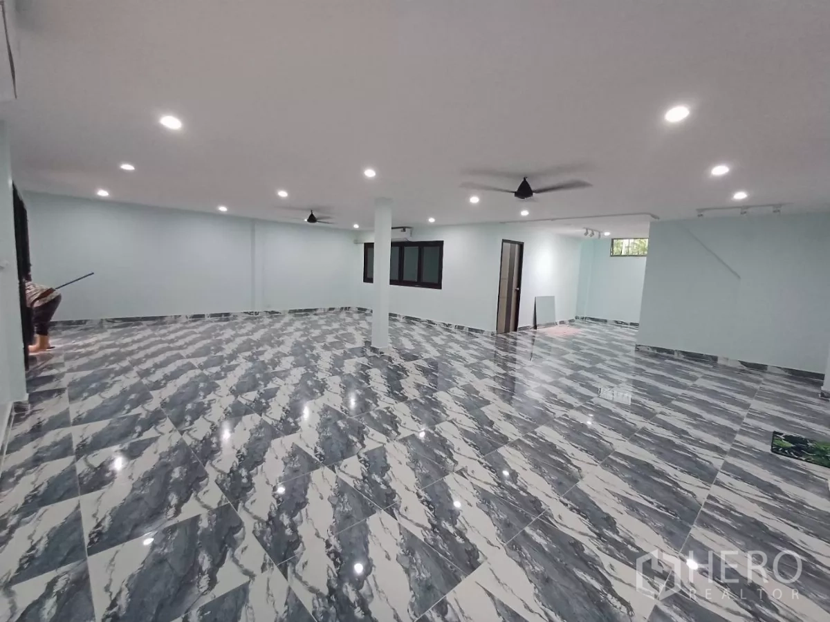 带办公室的家 出租在Phra Khanong, Bangkok - 超大大厅，适合办公布局，设射灯和吊扇。