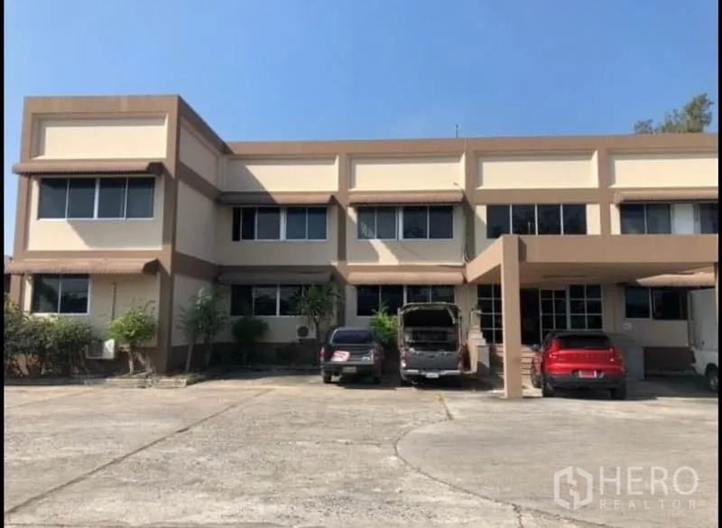 工厂 出租在Bang Khla, Chachoengsao - 办公楼正立面，多个停车位一字排开。