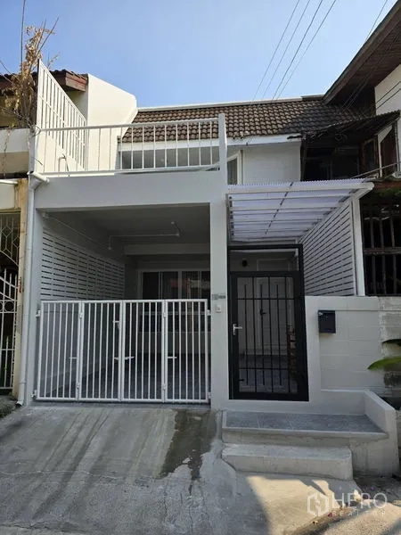 ทาวน์เฮาส์ ให้เช่าในBang Na, Bangkok - ด้านหน้าทาวน์เฮ้าส์สองชั้นปรับปรุงใหม่ บางนา กรุงเทพฯ พร้อมที่จอดรถในร่มและระเบียงหน้าบ้าน