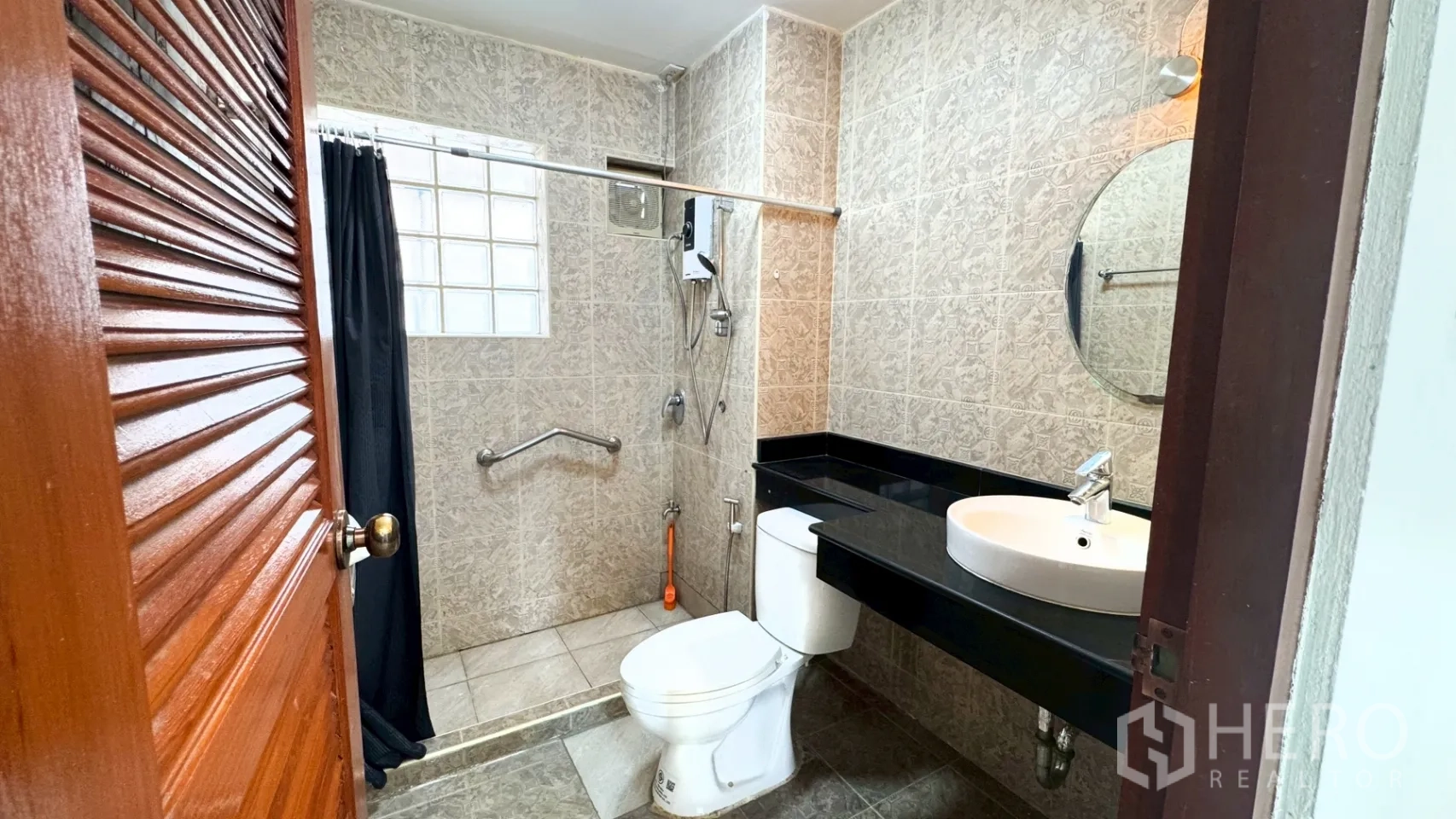 บ้านเดี่ยว for rent in Suan Luang, Bangkok - ห้องน้ำอีกห้องแบบกั้นอาบน้ำยกระดับ พร้อมราวจับ เคาน์เตอร์ล้างหน้าและโถสุขภัณฑ์
