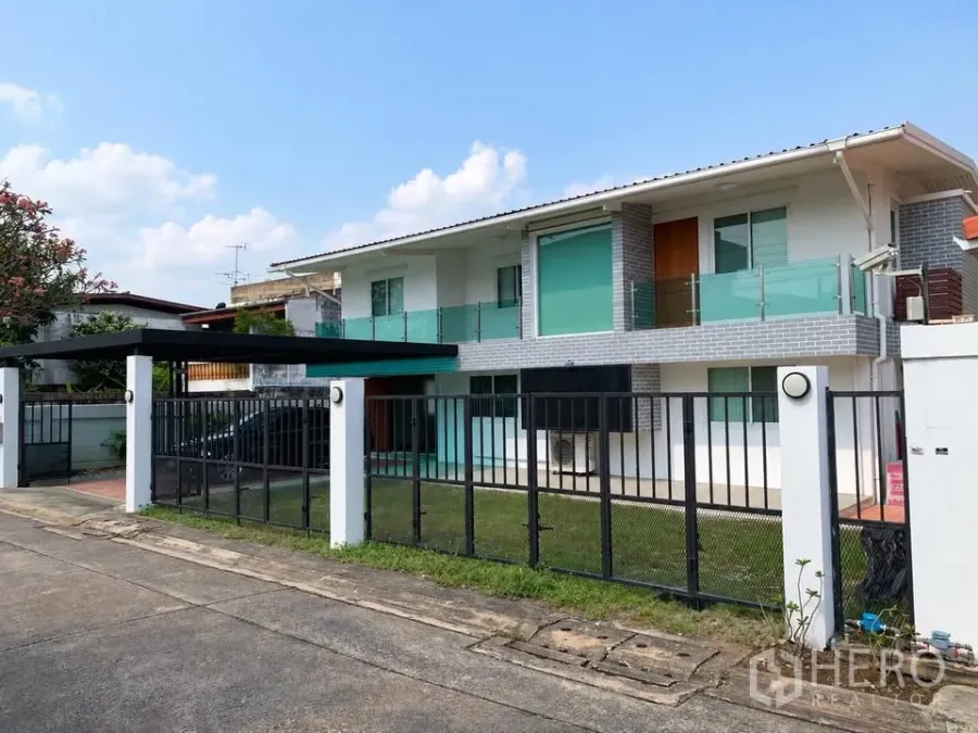 家庭办公室 for rent in Chatuchak, Bangkok - 两层现代 Home Office，设金属围栏、前草坪、玻璃阳台与有顶车棚，临安静街道