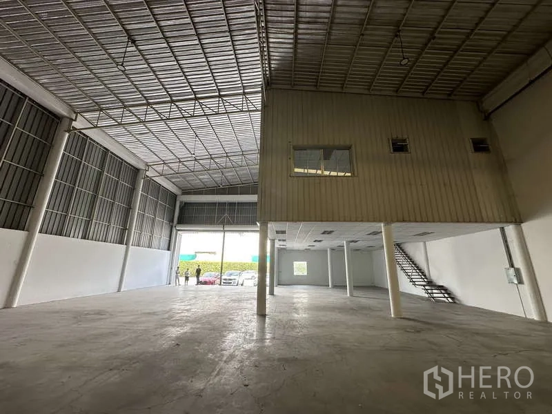 工厂 出租在Khlong Luang, Pathum Thani - 装卸区朝向主入口，大卷闸门外有停车位。