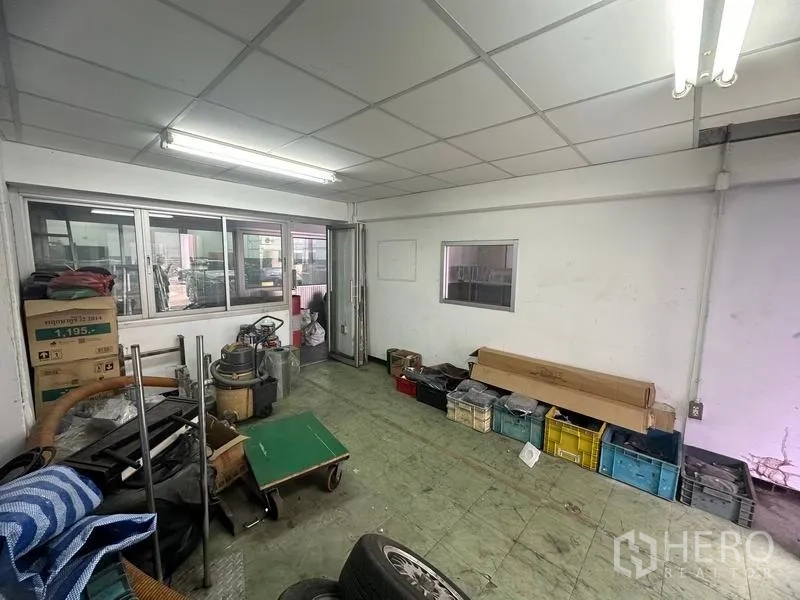工厂 出租或出售在Khlong Luang, Pathum Thani - 靠近车间的杂物/工具房，荧光灯与收纳箱。
