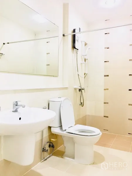Townhouse for rent in Prawet, Bangkok - Clean bathroom with shower area, water heater, toilet and basin.