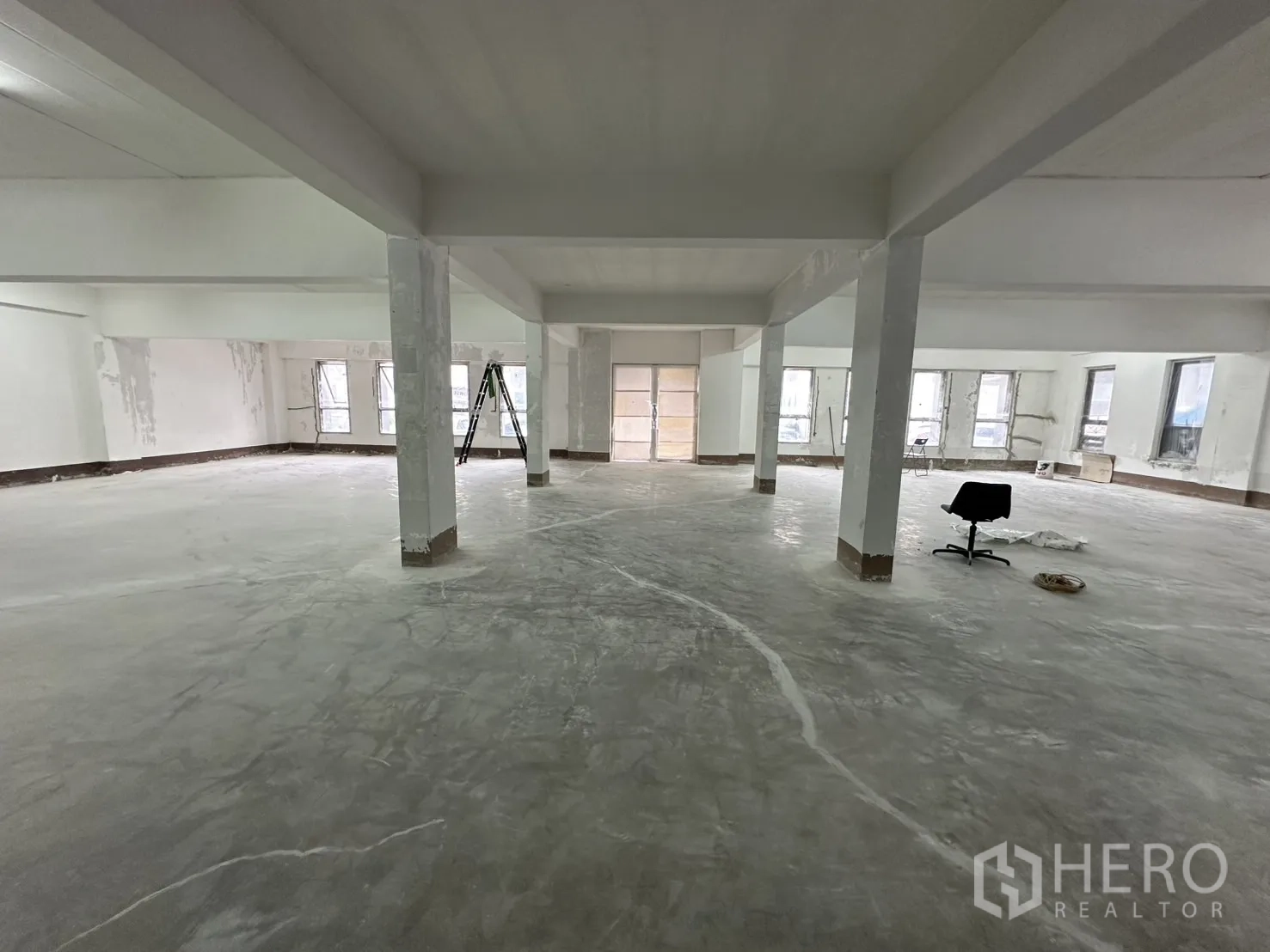Warehouse for rent in Bang Phli, Samut Prakan - Large open-plan floor with columns and concrete surface under renovation.